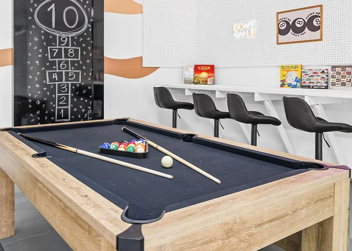 Modern 3br W Cowboy Pool & 3 In 1 Game Table * Round Rock
