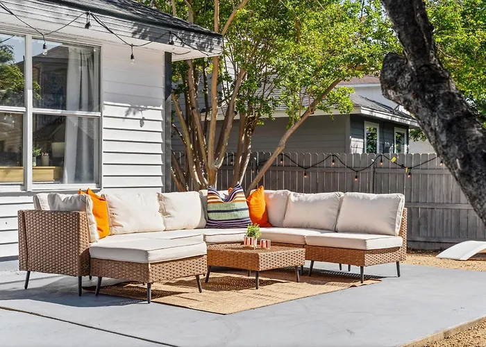 Modern 3br W Cowboy Pool & 3 In 1 Game Table * Round Rock